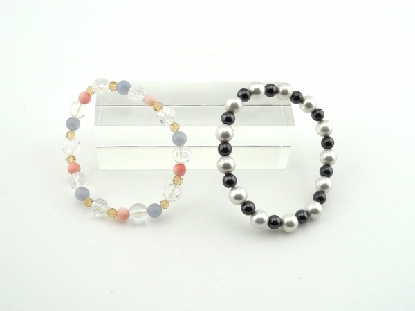(左)水晶・ブルーレース 2,900円(税込み) (右)ヘマタイト・プラスチックパール 2,900円(税込み)